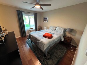 3 habitaciones, tabla de planchar con plancha, wifi y ropa de cama 