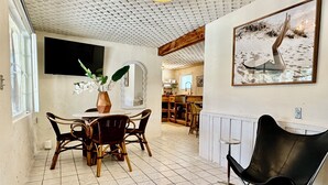 Dining - Old Florida bungalow on a tranquil Gulf Island Perfect for Couples or Anglers (Spring Hill)