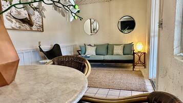 TV connectée, livres, médiathèque