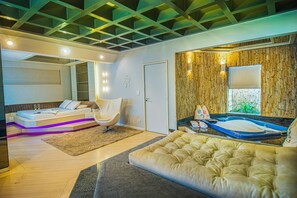 Suite presidencial, varias camas | 1 dormitorio, espacio para trabajar con un portátil, wifi gratis