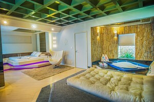 Suíte presidencial, várias camas | 1 quarto, espaço de trabalho para notebook, Wi-Fi de cortesia