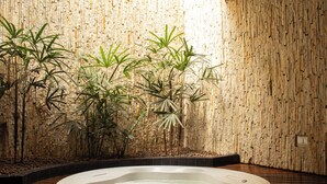 A hot tub in a room with bamboo walls and a wooden floor. - Motel Chavelle (Sao Jose dos Pinhais)
