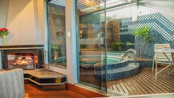 Suíte presidencial, várias camas | 1 quarto, espaço de trabalho para notebook, Wi-Fi de cortesia