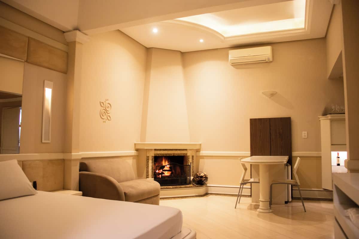 Suíte superluxo, 1 cama King | 1 quarto, espaço de trabalho para notebook, Wi-Fi de cortesia