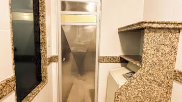 Suite de lujo, 1 cama King size | Baño | Tina y regadera independientes y amenidades de baño gratuitas