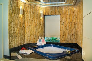 Suite presidencial, varias camas | 1 dormitorio, espacio para trabajar con un portátil, wifi gratis