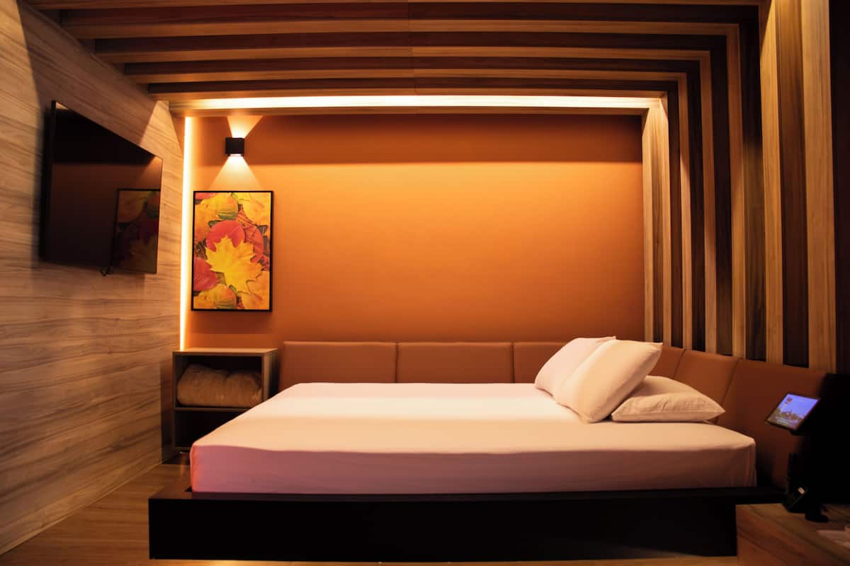 Grand Suite, 1 King Bed | 1 bedroom, laptop workspace, free WiFi, bed sheets