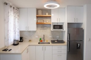 Kühlschrank, Mikrowelle, Wasserkocher mit Kaffee-/Teezubehör, Hochstuhl