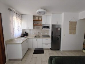 Réfrigérateur, four à micro-ondes, cafetière-théière, chaise haute