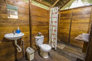 Bungalow Keluarga, pemandangan sungai | Kamar mandi | Shower, handuk, sabun, dan tisu toilet