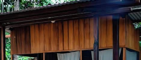 Eenvoudige bungalow, uitzicht op rivier | 1 slaapkamer, een laptopwerkplek