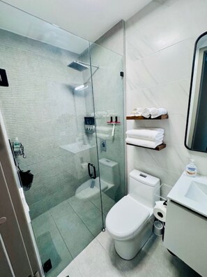 Haartrockner, Handtücher, Seife, Toilettenpapier