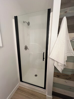 Regadera, secadora de cabello, toallas, papel de baño