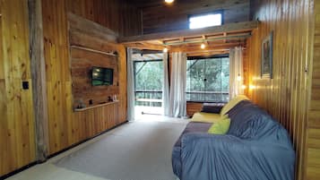 浪漫小屋, 河景 | 客廳 | 32-吋智慧型電視,提供數位頻道