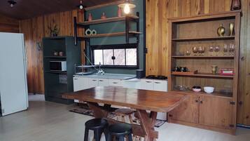 Cabana romântica, vista para o rio | Sala de jantar