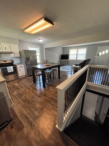 Cozy 2-bedroom condo in charming Janesville with AC