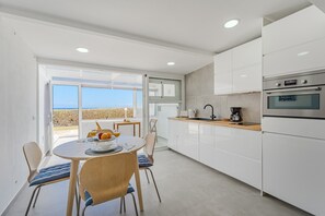 Fridge, oven, coffee/tea maker, electric kettle