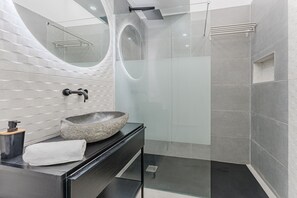 Ducha, secador de pelo, toallas