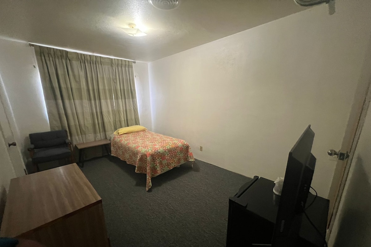 Basic Room, 1 Single Bed | Desk, laptop workspace, free WiFi, bed sheets