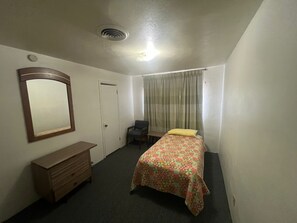 基本客房, 1 張單人床 | 書桌、筆電工作空間、免費無線上網、床單