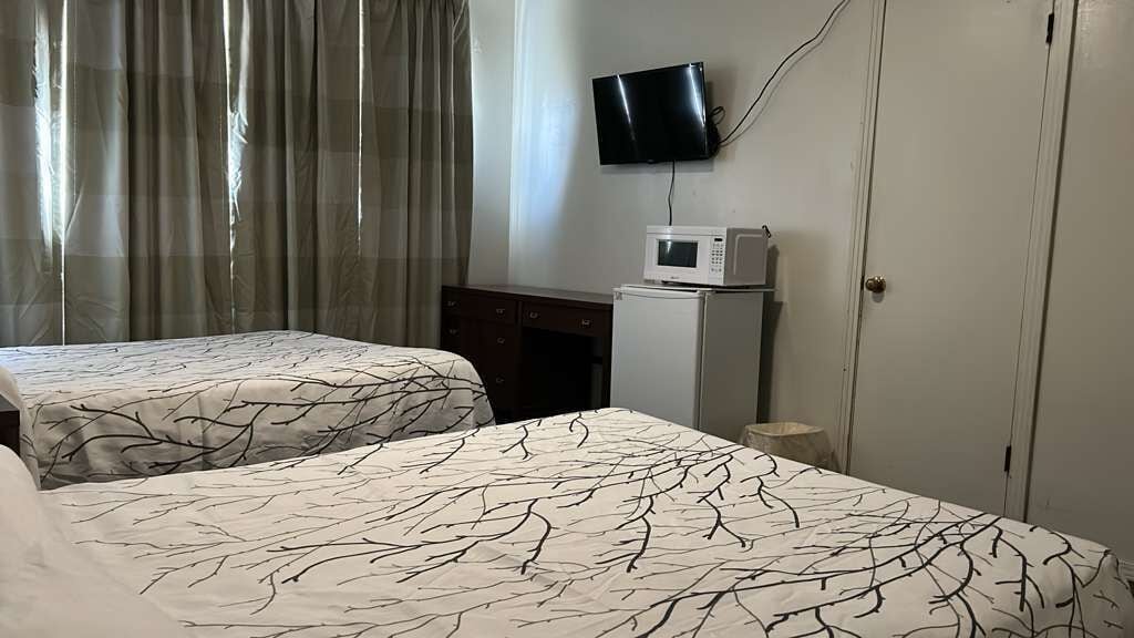 Habitación con 1 cama matrimonial o 2 individuales, para fumadores | Escritorio, espacio para trabajar con laptop y wifi gratis 