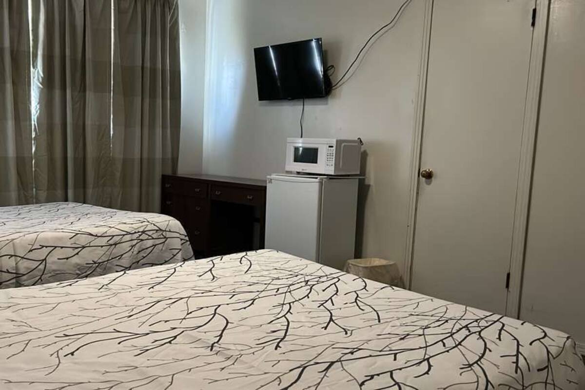 Double or Twin Room, Smoking | Desk, laptop workspace, WiFi (free), bed sheets