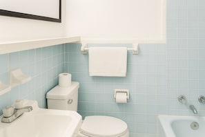 Handuk, sabun,  dan tisu toilet