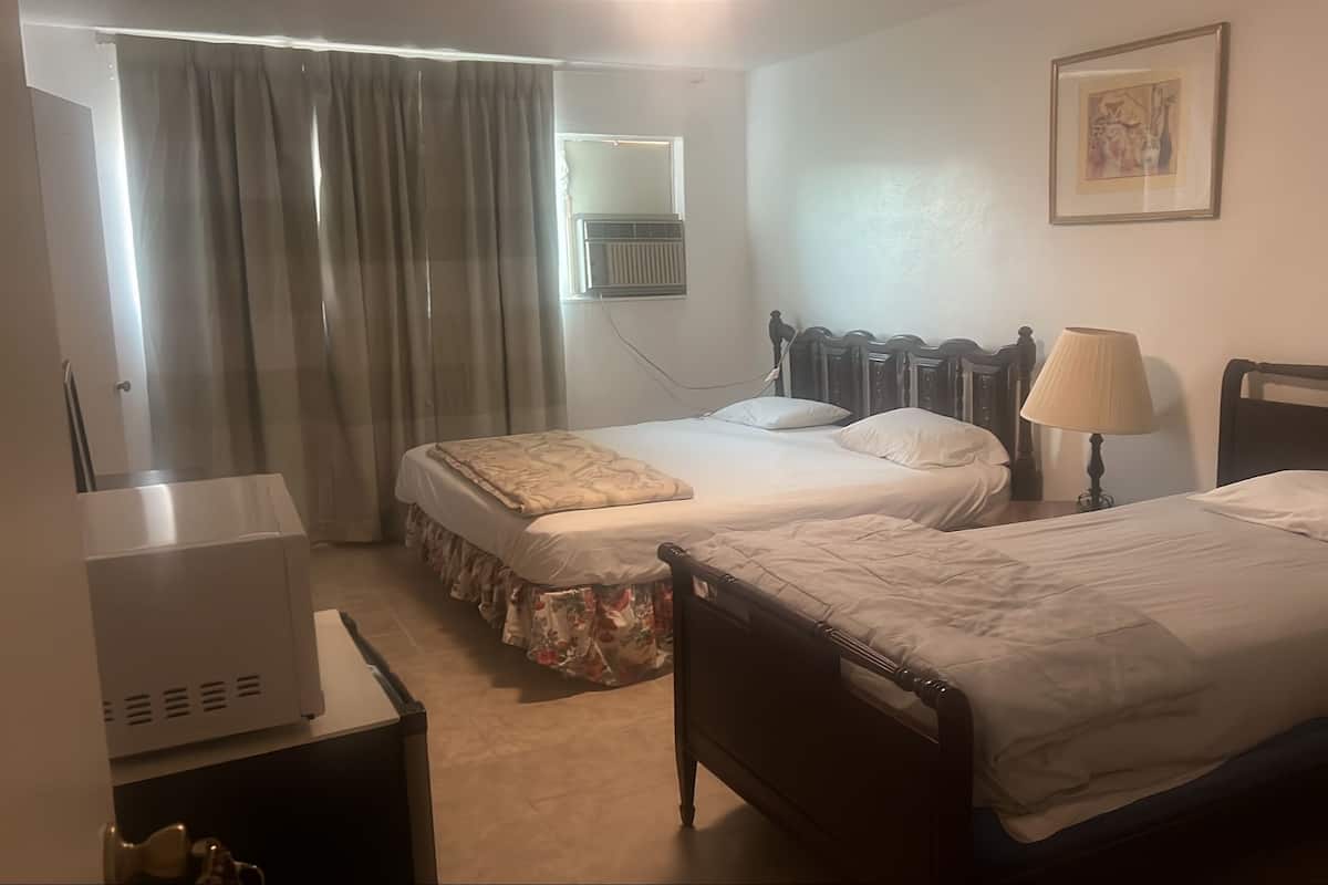 Doppel- oder Zweibettzimmer, Raucher | 1 Schlafzimmer, Schreibtisch, laptopgeeigneter Arbeitsplatz