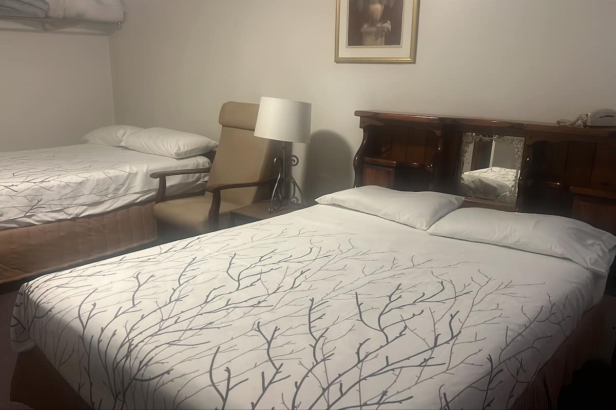 Doppelzimmer, Nichtraucher | 1 Schlafzimmer, Schreibtisch, laptopgeeigneter Arbeitsplatz