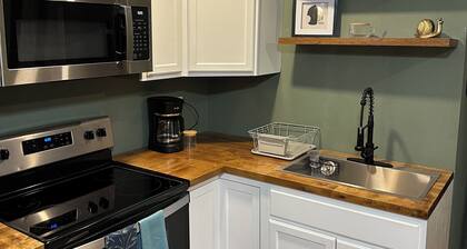 Cozy country cabin with hot tub in Sand Springs on 7 acres w a pond