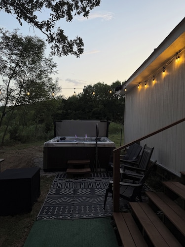 Cozy country cabin with hot tub in Sand Springs on 7 acres w a pond