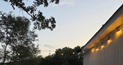 Cozy country cabin with hot tub in Sand Springs on 7 acres w a pond