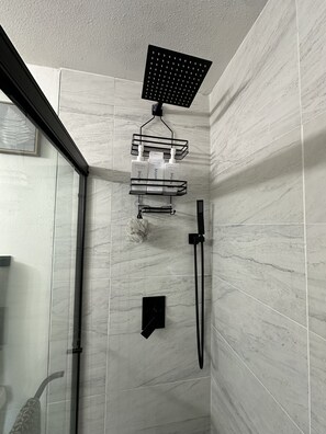Douche, sèche-cheveux, serviettes fournies, savon