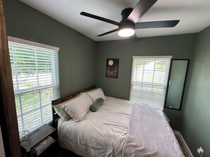 2 bedrooms, WiFi - Cozy country cabin with hot tub in Sand Springs on 7 acres w a pond (Sand Springs)