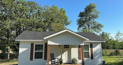Cozy country cabin with hot tub in Sand Springs on 7 acres w a pond