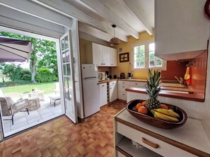 Fridge, microwave, oven, dishwasher - Mer et campagne by Interhome (Le Tour-du-Parc)