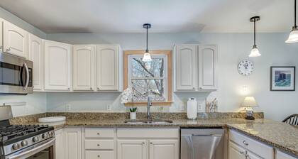 3-bedroom house in charming Oak Bluffs with WiFi, AC. Start your vacation
