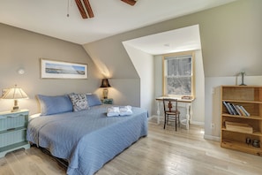 3 bedrooms, desk, iron/ironing board, free WiFi