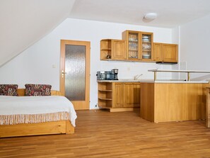 1 bedroom, desk, internet