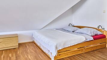 1 soverom, skrivebord og internettilgang