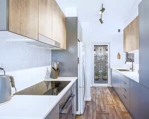 Frigorífico, microondas, horno y placa de cocina