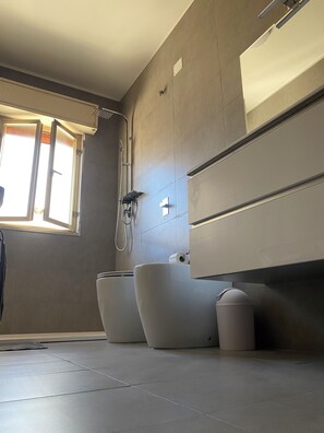 Dusche, Haartrockner, Bidet, Handtücher