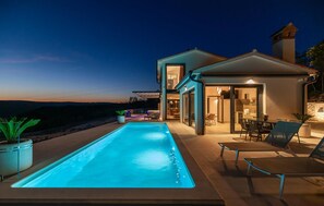 A heated pool - Luxurious home in Trget (Trget)