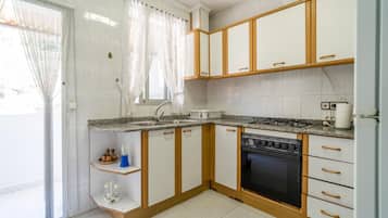 Frigorífico y placa de cocina