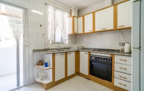 Fridge, stovetop