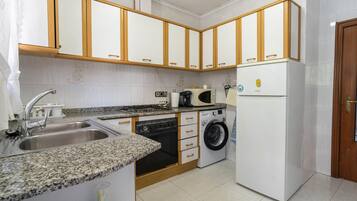 Een koelkast, een kookplaat