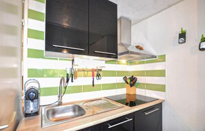 Fridge, stovetop