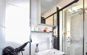 Shower, hair dryer - Beach front home in Saint-Cyprien Plage (Saint-Cyprien Plage)