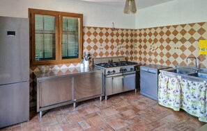 ثلاجة، موقد طهي مسطح، غسالة أطباق