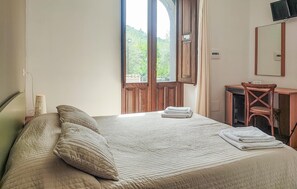 5 bedrooms, free WiFi, bed sheets